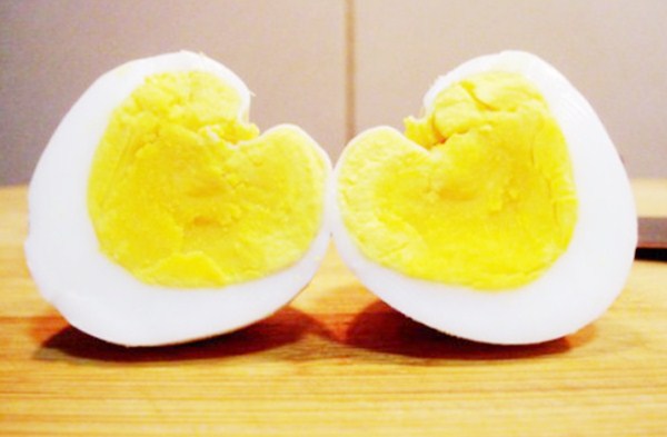 55岁大厨煮30年鸡蛋的秘诀, 水里加点它, 鸡蛋更嫩还自动脱壳